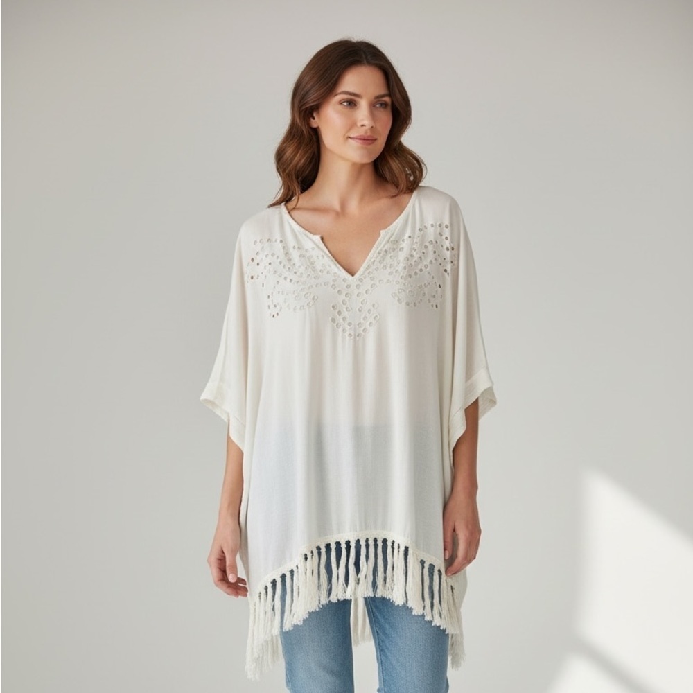 Love stitch ladies fringed white pullover top. S/M. Good condition. No flaws.